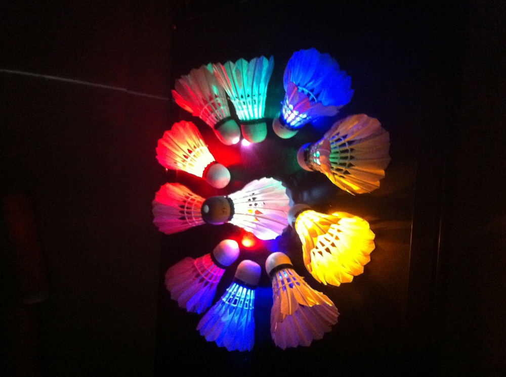 VOLANTS DE BADMINTON LED: Illuminez le ciel